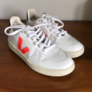 Veja V-10 Sneakers (US 7/EUR 38)